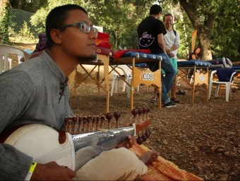 Un dels músics que amenitzava la sessió de teràpies a la primera edició del festival, el 2013 BIORITME FESTIVAL