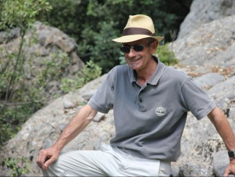 L'escriptor Pep Coll, en una visita als escenaris de la seva darrera novel·la, ‘Dos taüts negres i dos de blancs' (2013), al Pallars Jussà DAVID MARÍN