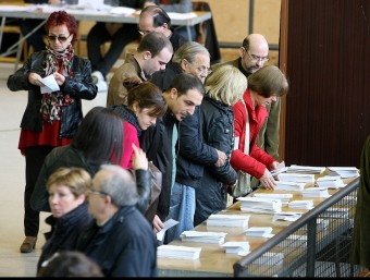 Paperetes en un col·legi electoral de Girona, durant la votació del novembre de 2012 MANEL LLADÓ