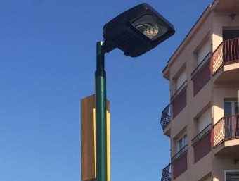 Un dels fanals amb LED instal·lats els darrers mesos, en aquest cas a l'avinguda de Girona J.N