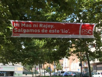 Una de les pancartes del PSC, fotografiada a Esplugues de Llobregat EL PUNT AVUI