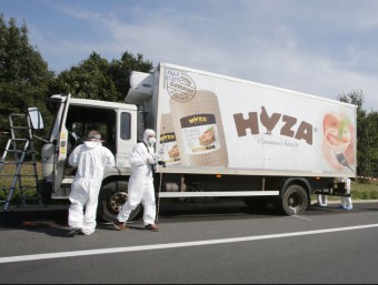 Agents de la policia científica inspeccionen el camió on s'ha localitzat els cossos d'entre 20 i 50 refugiats, aquest dijous a Àustria REUTERS