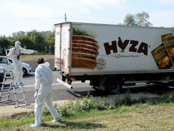 Els forenses examinen el camió trobat ahir a Àustria roland SCHLAGER / EFE