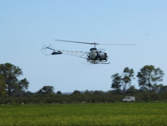 L'helicòpter durant l'aplicació de saponines a l'arrossar de Fonclara EL PUNT AVUI
