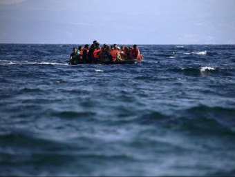 Un grup de refugiats sirians navega en una llanxa neumàtica a prop de la costa de l'illa de Lesbos, a Grècia REUTERS