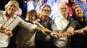 Els candidats de Junts pel Sí Eduardo Reyes, Carme Forcadell, Artur Mas, Raül Romeva, Oriol Junqueras i Germà Bel, aquest divendres a l'acte de precampanya EFE