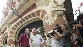 El cap de llista de Catalunya Sí que es Pot, Lluís Rabell, i el líder de Podem, Pablo Iglesias, aquest dissabte al davant del Palau de la Música Efe