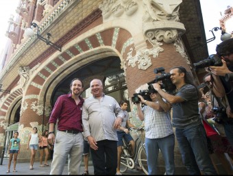 El cap de llista de Catalunya Sí que es Pot, Lluís Rabell, i el líder de Podem, Pablo Iglesias, aquest dissabte al davant del Palau de la Música Efe