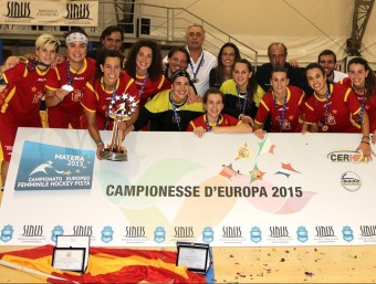 Els components de la selecció espanyola femenina amb el trofeu RFEP / COSIMO MARTEMUCCI