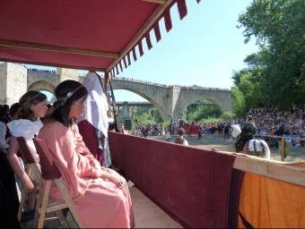 Dues de les donzelles que van presidir el torneig de cavallers i cavalls ahir a sota el pont de Besalú. J.C