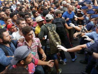 La policia fa fora de l'estació de Keleti de Budapest centenars de refugiats que volen viatjar cap a Àustria REUTERS