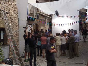 L'equip de rodatge filmant ahir al matí a prop del castell. R. E