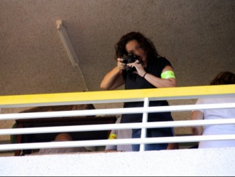 Una agent dels Mossos fotografiant el balcó de l'apartament on vivia el venedor senegalès, durant la inspecció ocular ACN