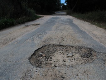 Alguns dels sots que hi ha en el paviment de la via que uneix Romanyà amb el Mas Nou E.A