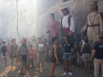 El vincle amb el marQue en una vila marinera com Cambrils la veu popular parli de miracles relacionats amb aquest element no sobta en absolut. I és que s'explica que quan els cambrilencs volien posar la imatge de la Mare de Déu dins l'ermita d'esquena al mar la figura apareixia misteriosament posada de cara al mar, tal i com és a l'actualitat. TJERK VAN DER MEULEN