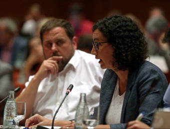 La portaveu d'ERC al Parlament, Marta Rovira, i el president del partit, Oriol Junqueras, aquest dimecres al Parlament EFE