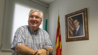 Antoni Guinó, ahir al seu despatx de l'ajuntament de Maçanet. L'alcalde deixa Unió i aposta per Junts pel Sí joan castro / iconna