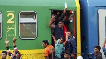 Refugiats en el tren que va sortir de Budapest i que va parar a Bicske, on hi ha un camp d'acollida i on les desenes de persones que viatjaven al comboi es neguen a anar perquè volen entrar a Àustria REUTERS