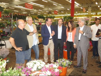 Ramon Espadaler, amb Pelegrí i Sánchez Llibre ahir al Mercat de la Flor de Vilassar de Mar. UDC