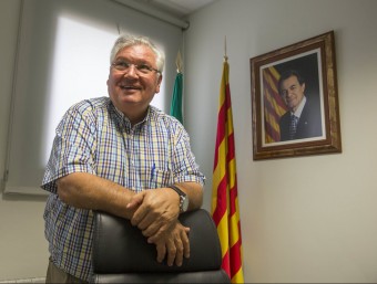 Antoni Guinó, ahir al seu despatx de l'ajuntament de Maçanet. L'alcalde deixa Unió i aposta per Junts pel Sí joan castro / iconna