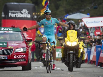 El basc Mikel Landa celebra la victòria a Andorra després de roda tot el dia escapat EFE