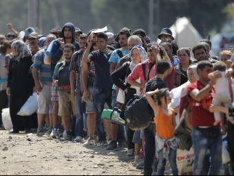 Centenars de refugiats esperen per creuar la frontera entre Macedònia i Grècia per seguir el camí cap a Alemanya EFE