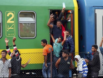 Refugiats en el tren que va sortir de Budapest i que va parar a Bicske, on hi ha un camp d'acollida i on les desenes de persones que viatjaven al comboi es neguen a anar perquè volen entrar a Àustria REUTERS