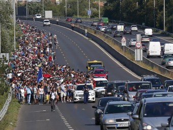 Centenars de refugiats surten de Budapest per l'autopista camí cap a Àustria REUTERS