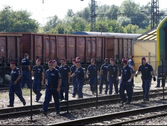 Policies hongaresos custodien el tren on 500 refugiats han passat tota la nit dins dels vagons perquè no volien anar al camp d'acollida pròxim a la població de Bicske REUTERS