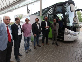Diverses autoritats davant de l'autobús abans de fer el viatge inaugural des de Sabadell AJUNTAMENT DE SABADELL