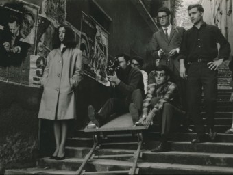 Jordi Lladó, dret  amb la mà a la cintura, en ple rodatge  al barri vell, amb Kelly Llaveria, Jordi Sarasa a la càmera, i Jaume Peracaula al seu costat. AJUNTAMENT DE GIRONA-CRDI (SEBASTIÀ MARTÍ)