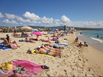 La platja del Varador de Mataró és una de les tres de la comarca que manté la Q de Qualitat. LLUÍS MARTÍNEZ