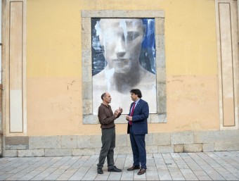 Jordi Isern parla amb Pere Vila, davant una de les obres GLÒRIA SANCHEZ/ICONNA
