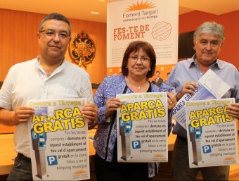 L'alcaldessa de Tàrrega, Rosa Maria Perelló, el regidor de Promoció Econòmica, Carles Pascual i el president de Foment Targarí, Antoni Figueras, presentant la campanya ACN