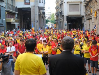 La coordinadora de l'ANC de Lleida, Dolors Ciutat, i Àngel Ros la Diada de l'any passat, quan es va lliurar a l'alcalde un manifest a favor de votar el 9-N J.TORT