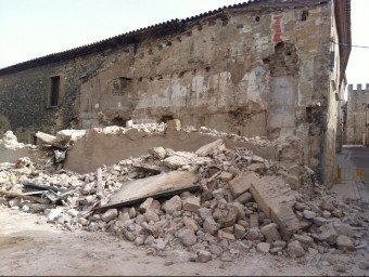 Adossat a la façana de l'antic Hospital de Santa Magdalena hi havia un edifici que va ser una fàbrica de vinagre EPN