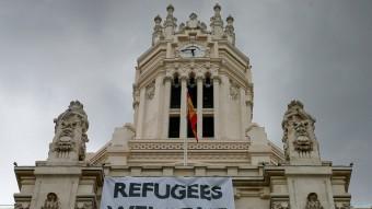 Una pancarta amb la llegenda “Refugiats, benvinguts”, penjada aquest dilluns a la façana de l'Ajuntament de Madrid EFE