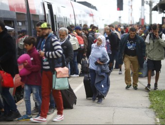Refugiats pugen a un tren a la població de Nickelsdorf, Àustria, per anar cap a Alemanya REUTERS