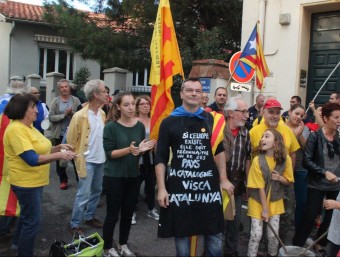 Manifestació davant el consolat espanyol a Perpinyà, l'octubre passat; i el primer ministres francès, Manuel Valls, d'origen català, a la gare de Lyon A.R. / AFP
