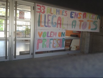 Una pancarta reivindicativa que ahir penjava a l'entrada de l'escola Sobirans d'Arenys de Munt. E.FERRAN