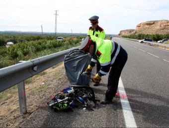 Mossos retirant restes de les bicicletes del grup atropellat diumenge a la carretera que uneix Soses i Aitona ACN