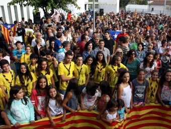 Centenars de persones s'han concentrat davant l'escola Gaspar de Portolà en protesta per l'augment d'hores en castellà, aquest dilluns a Balaguer ACN