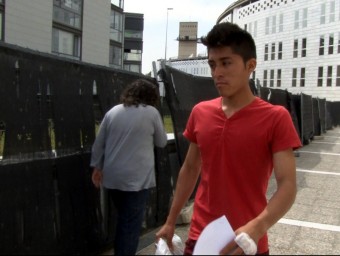 El jove sortint ahir dels jutjats de Lleida, amb llibertat amb càrrecs LAURA CORTÉS