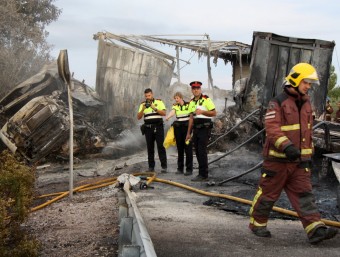 Mossos i bombers treballant al lloc de l'accident d'aquest dilluns a El Perelló ACN