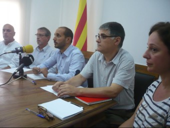 El govern en minoria de Vilassar de Mar, amb l'alcalde al centre, explicant la situació financera de l'Ajuntament. LL.A