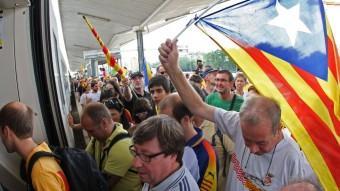 Participants en la manifestació de la Diada 2012 pugen a un tren a l'estació de Girona LLUÍS SERRAT