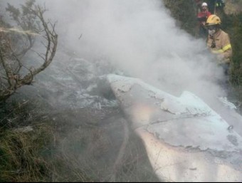 Efectius dels bombers treballant en l'extinció de l'incendi de l'avioneta BOMBERS DE LA GENERALITAT
