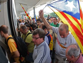 Participants en la manifestació de la Diada 2012 pugen a un tren a l'estació de Girona LLUÍS SERRAT