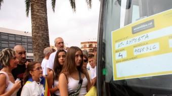 Participants de la Via Lliure fan cua per pujar a un dels autocars que sortien des d'Amposta ACN