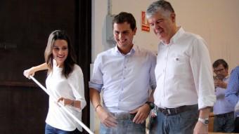 La candidata de C's al 27-S, Inés Arrimadas, el president del partit, Albert Rivera, i el candidat per Tarragona, Matías Alonso, en l'arrossada popular que han celebrat al recinte firal de Tarragona ACN